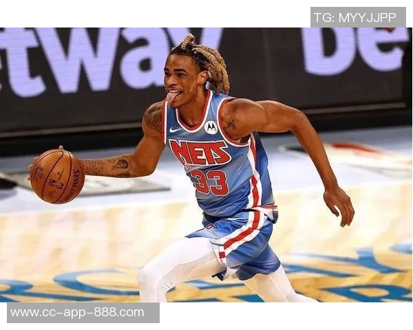 克拉克斯顿内线表现抢眼15分钟内高效拿下11分并抢8篮板