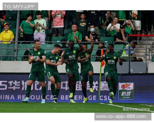 梅州队奋起直追奥马尔松第64分钟破门将比分改写为1-3国安 梅州队奋起直追奥马尔松第64分钟破门将比分改写为1-3国安